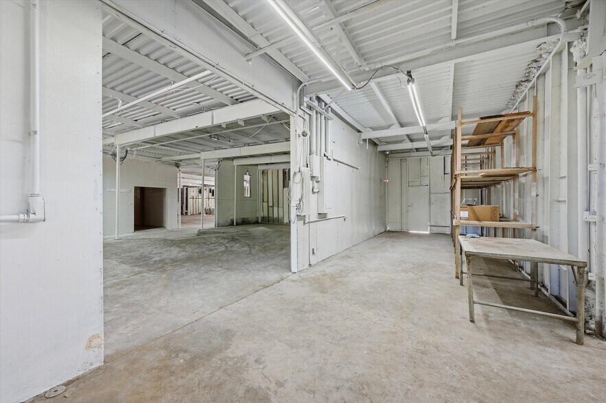 More Photos Of 613 S Armstrong Ave, Denison Warehouse For Sale