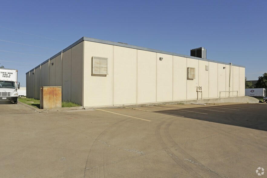 More Photos Of 320-322 International Pky, Arlington Warehouse For Lease