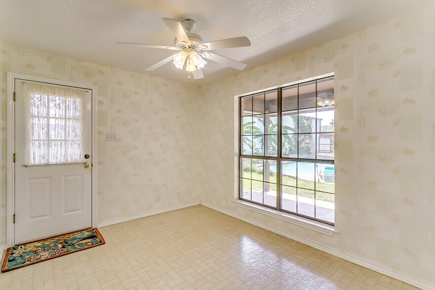 More Photos Of 3433 E Highway 199, Springtown Flex For Sale