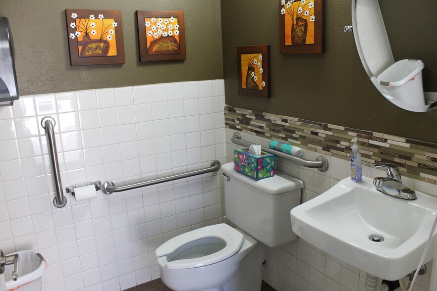 More Photos Of 6820-6848 Washington Ave S, Eden Prairie Showroom For Lease