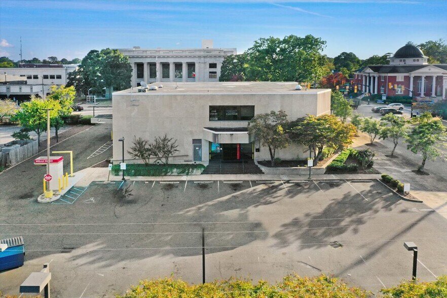 More Photos Of 201 E Market St, Smithfield Bank For Sale