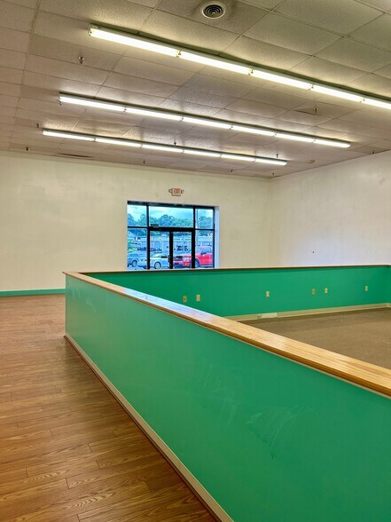 More Photos Of 1104 Greenville Ave, Staunton Storefront For Lease