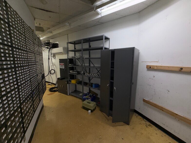 More Photos Of 365 105th Ter NE, Saint Petersburg Specialty For Lease