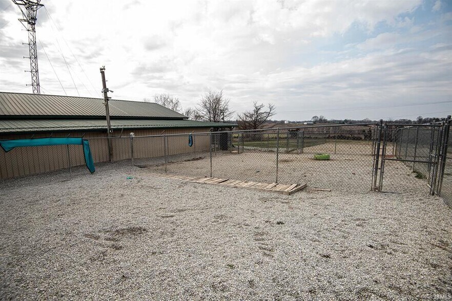 More Photos Of 433 S Hickory Corner Rd, Vincennes Veterinarian Kennel For Sale