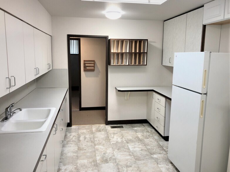 More Photos Of 19220 Mcloughlin Blvd, Gladstone Medical For Lease