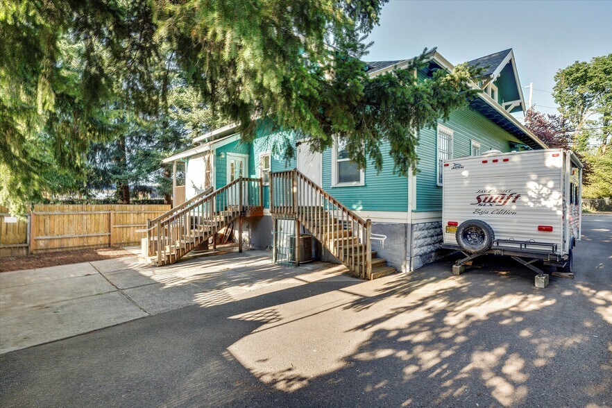 More Photos Of 835 N Main Ave, Gresham Restaurant For Sale