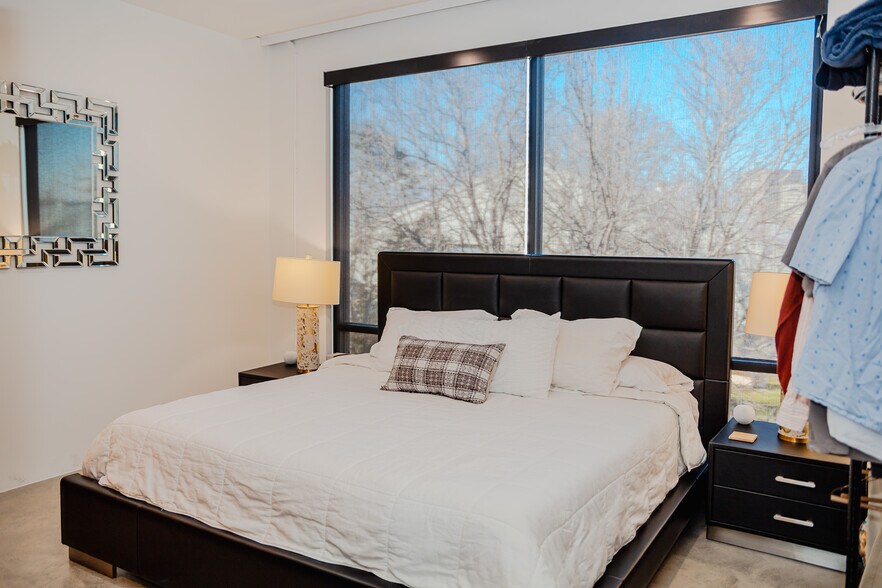 More Photos Of 4707 Algiers St, Dallas Office For Sale