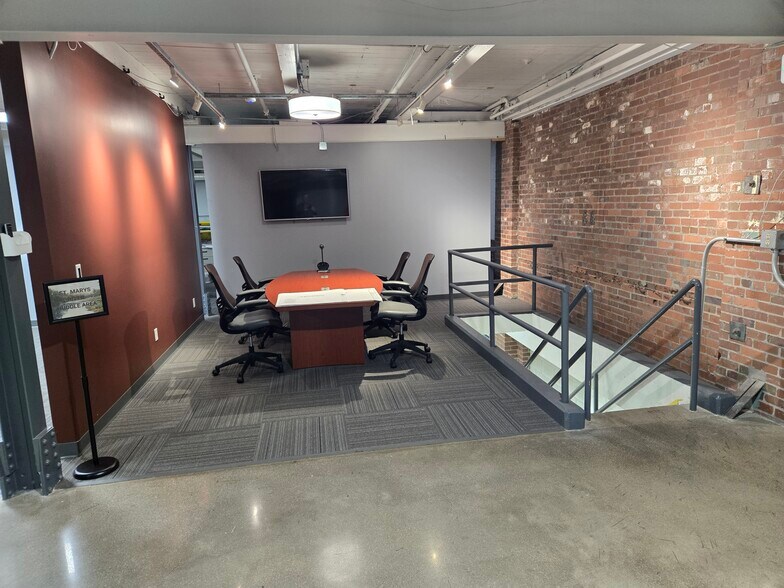 More Photos Of 2085 Humphrey St, Fort Wayne Loft Creative Space For Lease