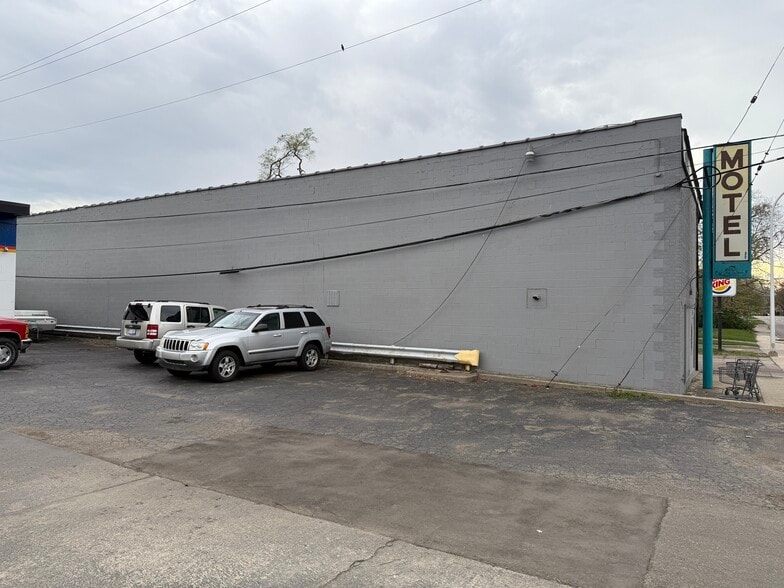 More Photos Of 111 W 12 Mile Rd, Royal Oak Hotel For Sale