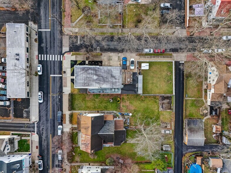 More Photos Of 329 Otter St, Bristol Flex For Lease