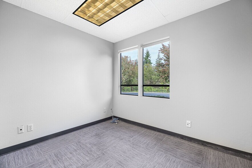More Photos Of 9502 19th Ave SE, Everett Office For Lease