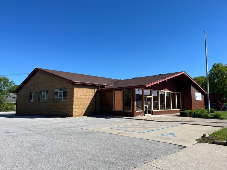 More Photos Of 2164 Tedrow Rd, Toledo Showroom For Lease