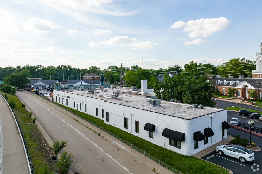 More Photos Of 9902-9918 Clayton Rd, Saint Louis Unknown For Lease