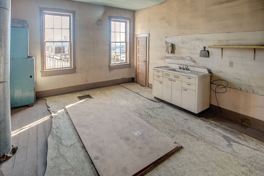 More Photos Of 14 1/2 Main St., Pinckneyville Storefront Retail Office For Sale