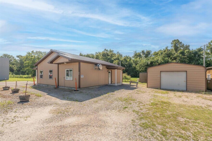 More Photos Of 307 E State St, Delta Flex For Sale