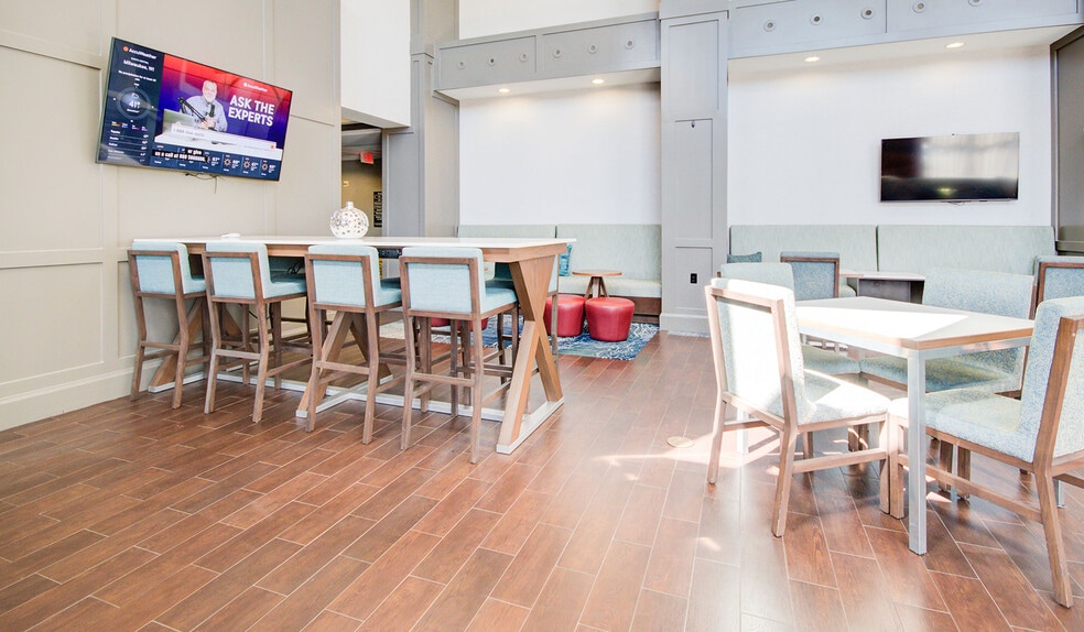 More Photos Of 4617 7th St, Bay City Hotel For Sale