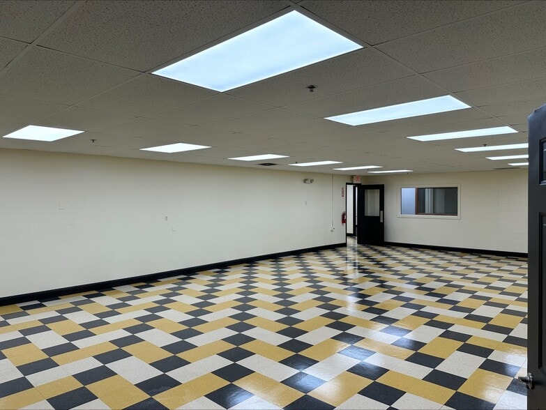 More Photos Of 175 E Broadway Ave, Westerville Warehouse For Lease