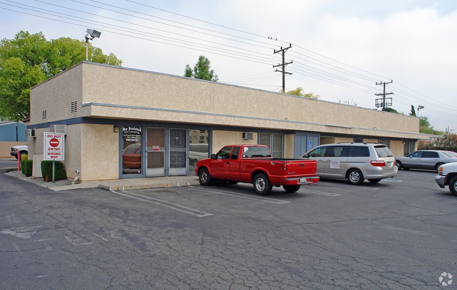 More Photos Of 1211 W Acacia Ave, Hemet Warehouse For Lease