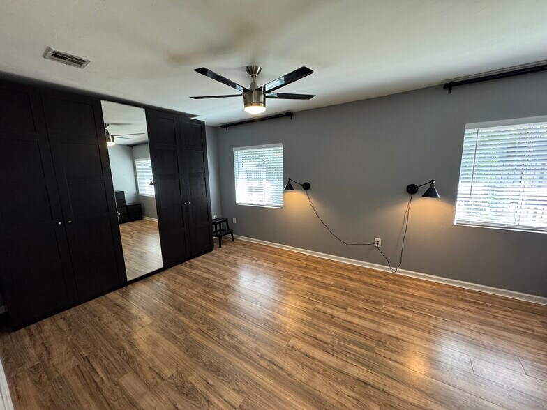 More Photos Of 2423 W Campbell Ave, Phoenix Warehouse For Lease