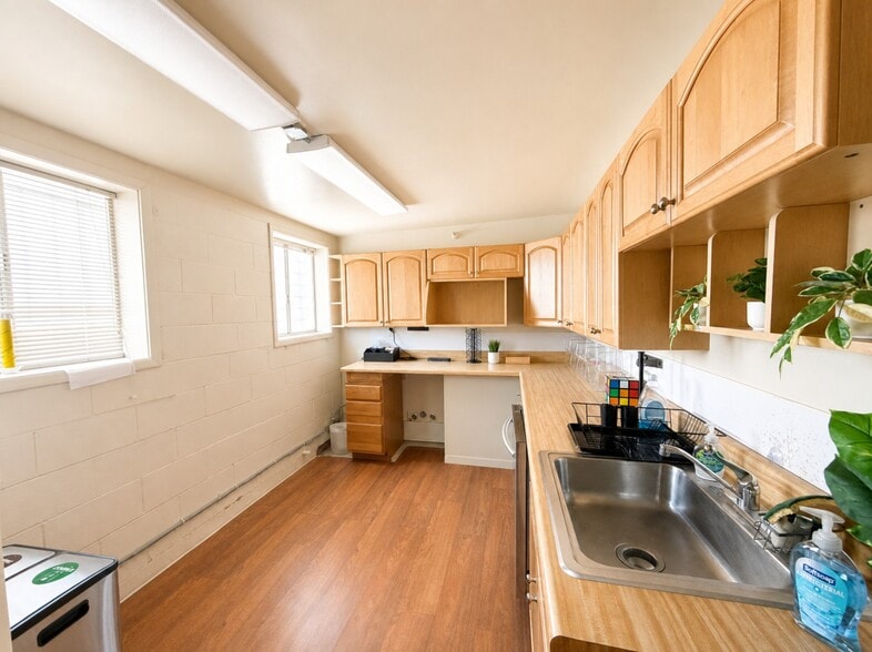 More Photos Of 593 Quarry Rd, San Carlos Warehouse For Lease
