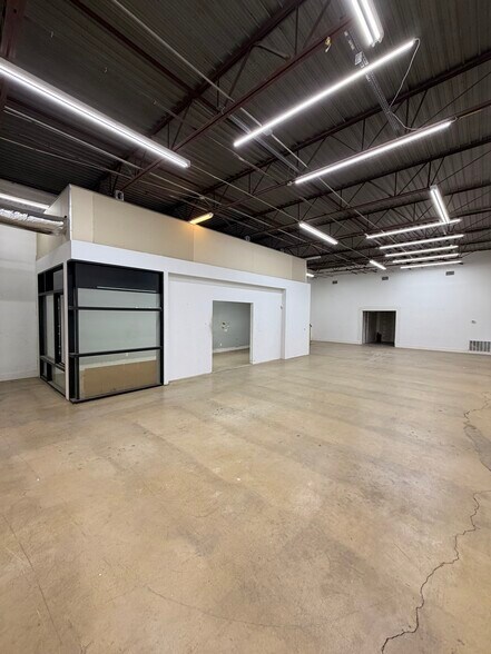 More Photos Of 10501-10537 King William Dr, Dallas Warehouse For Lease