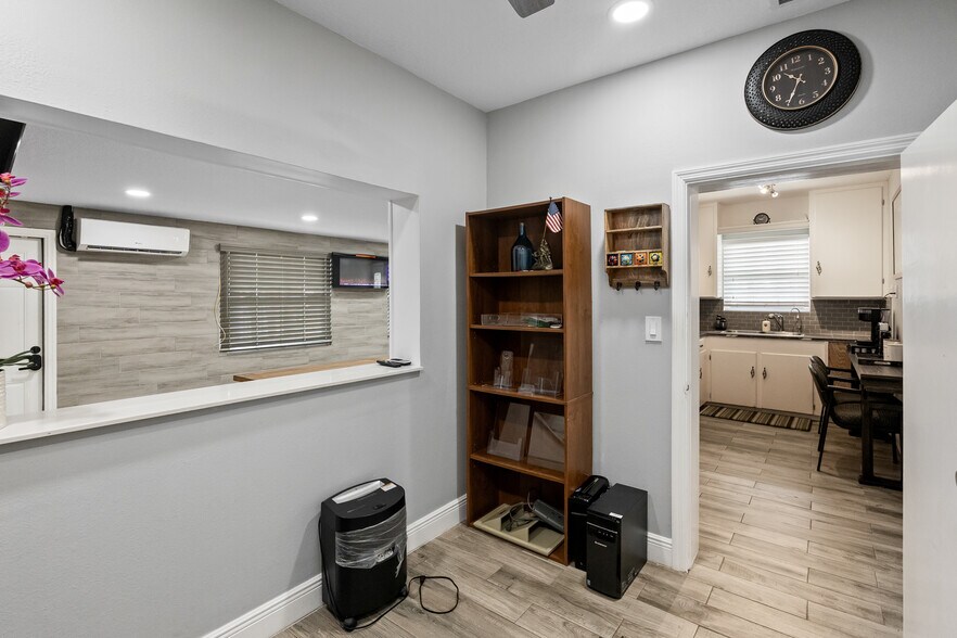 More Photos Of 5424 Edgewater Dr, Orlando Flex For Lease