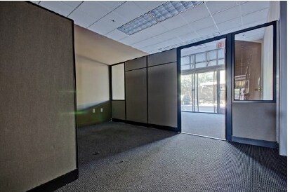 More Photos Of 8100 S Priest Dr, Tempe Showroom For Sale