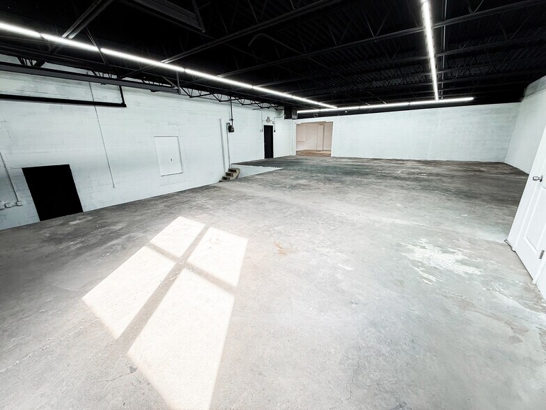 More Photos Of 200 Cooper St, Beverly Distribution For Sale