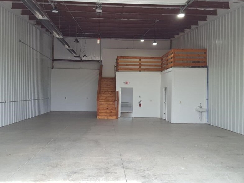 More Photos Of 1185 US Highway 14, Oregon Showroom For Lease