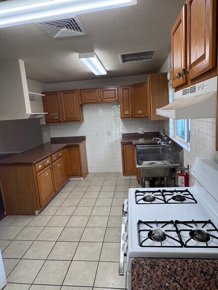 More Photos Of 1640 S King St, Honolulu Office Residential For Sale