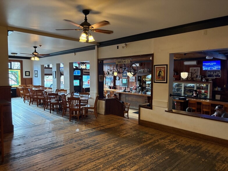 More Photos Of 2692 Dunsmuir Ave, Cumberland Storefront Retail Residential For Sale