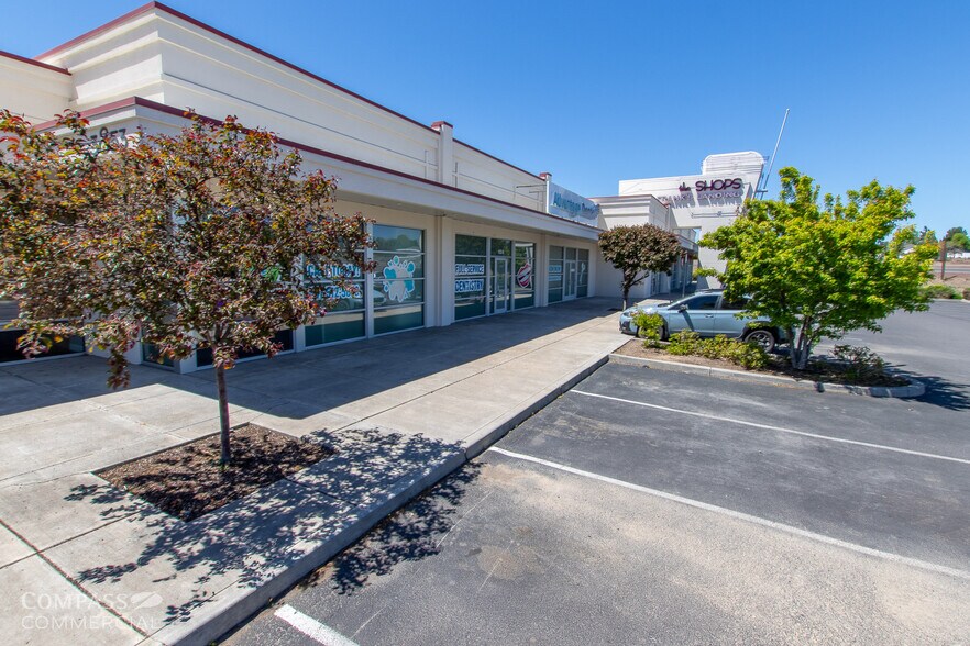 More Photos Of 3835 SW 21st St, Redmond Unknown For Lease