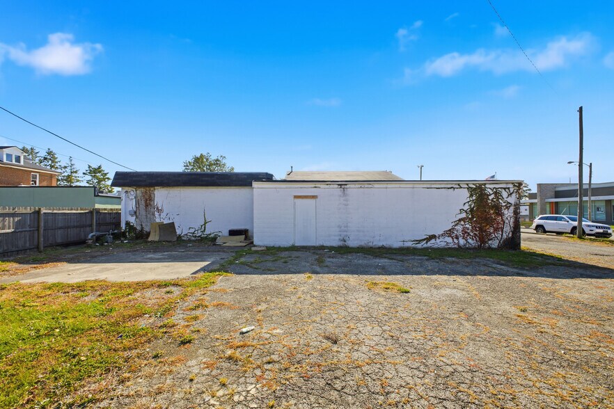 More Photos Of 3210 E Main St, Columbus Freestanding For Sale