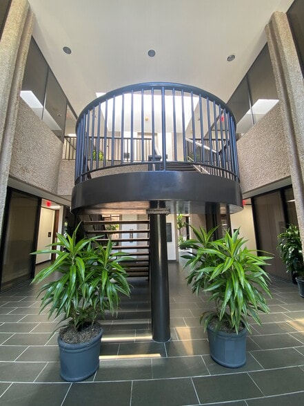 More Photos Of 16000 Barkers Point Ln, Houston Office For Lease