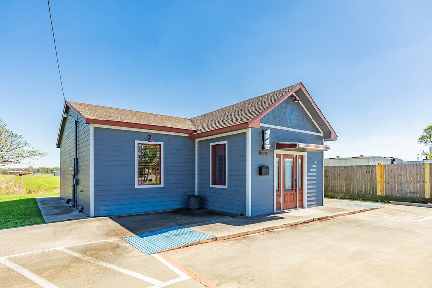 More Photos Of 1228 E Mulberry St, Angleton Bar For Sale