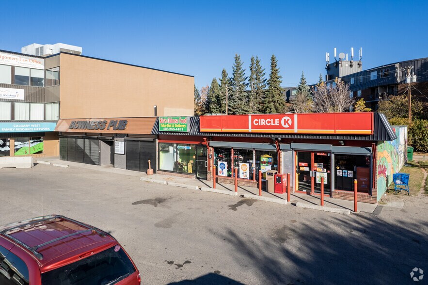 Primary Photo Of 7930 Bowness Rd NW, Calgary Restaurant For Lease