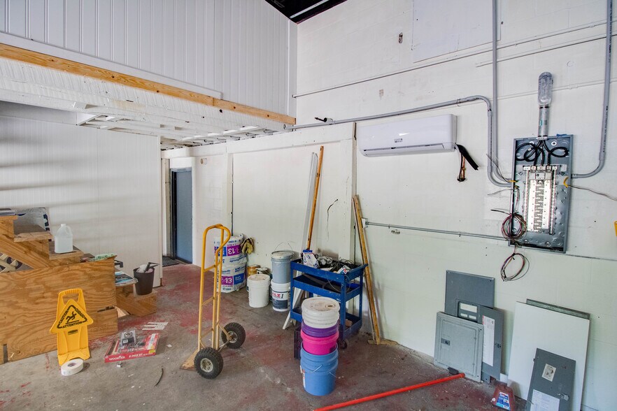 More Photos Of 406 W Carpenter St, Jerseyville Flex For Sale