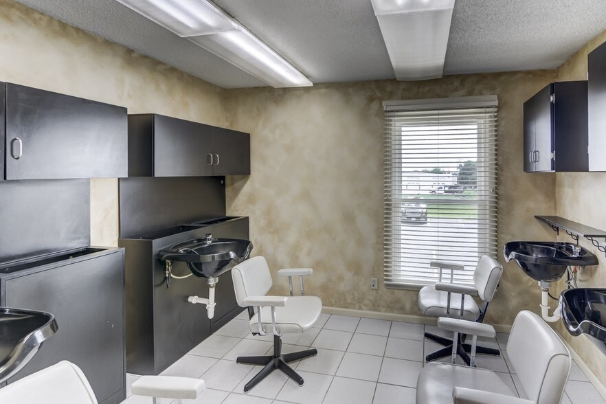 More Photos Of 3130 N Woodford St, Decatur General Retail For Sale