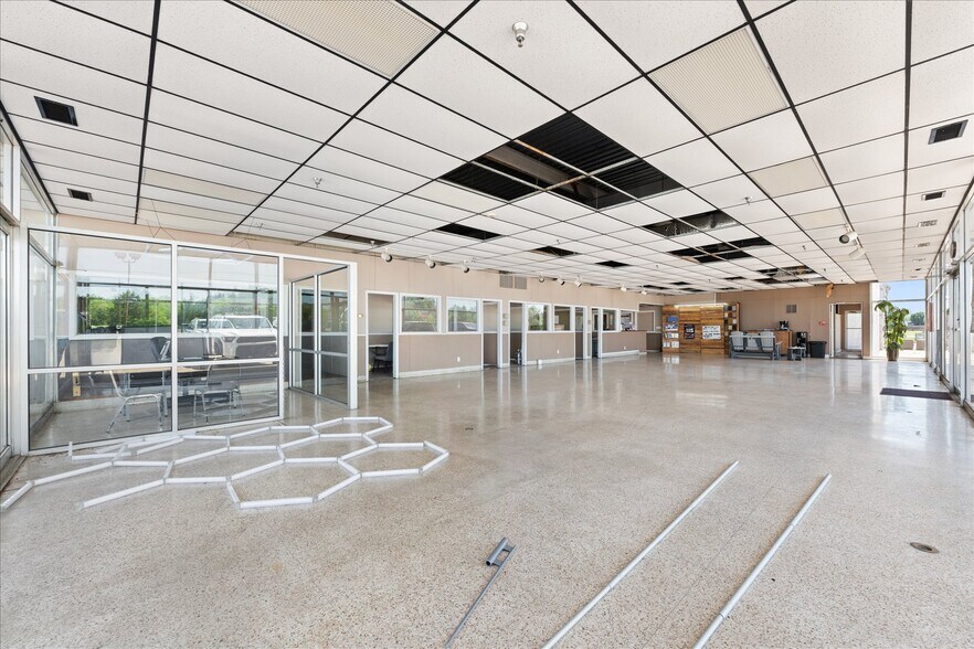 More Photos Of 1515 E Main St, Yukon Industrial For Sale