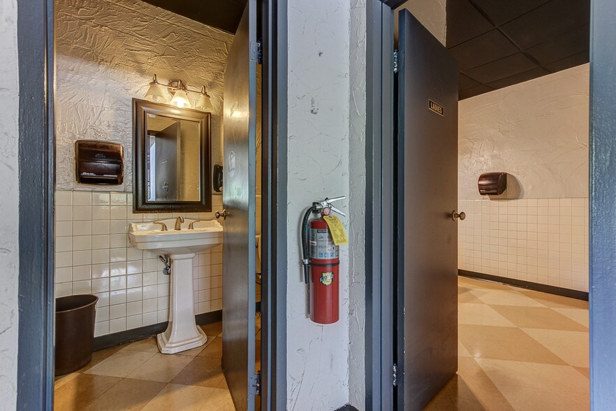 More Photos Of 709 New Franklin Rd, Lagrange Freestanding For Lease