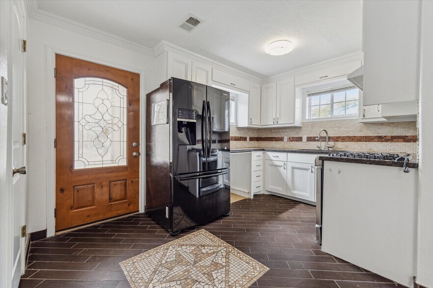 More Photos Of 11126 Timber Crest Dr, Houston Warehouse For Lease