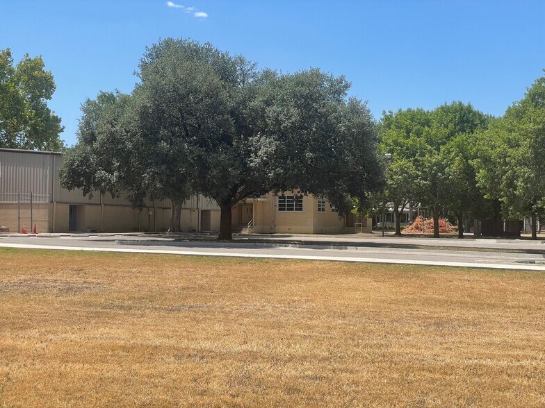 More Photos Of 216 E College St, Seguin Flex For Sale