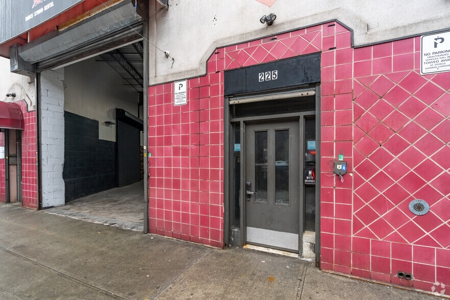 More Photos Of 229 Bruckner Blvd, Bronx Distribution For Lease