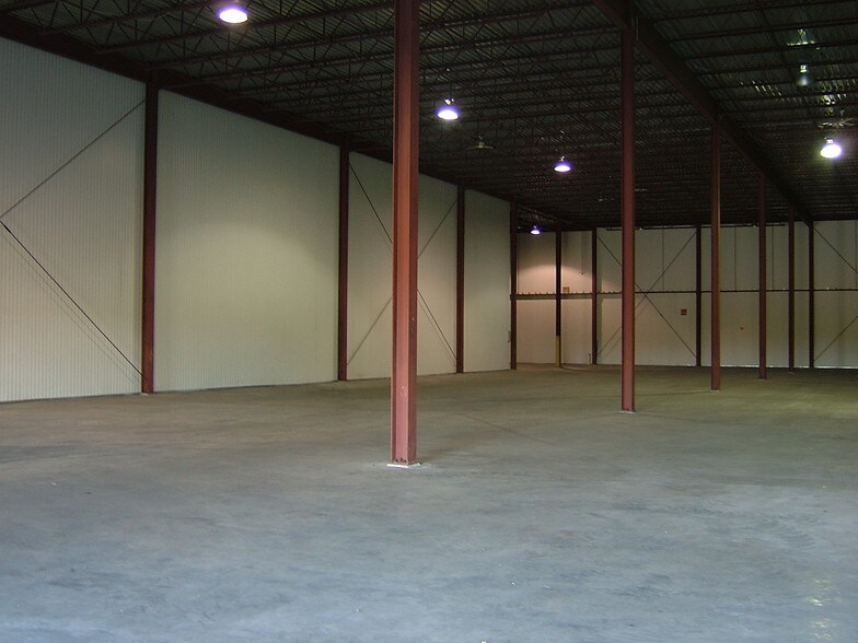 More Photos Of 1207 W Bridge St, Spring City Warehouse For Lease