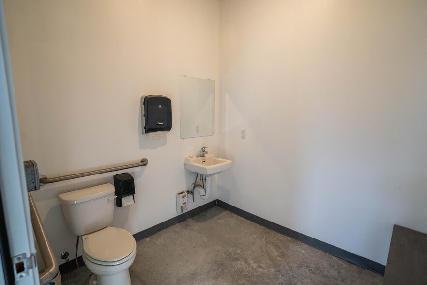 More Photos Of 200 S Memorial Dr, Independence General Retail For Lease