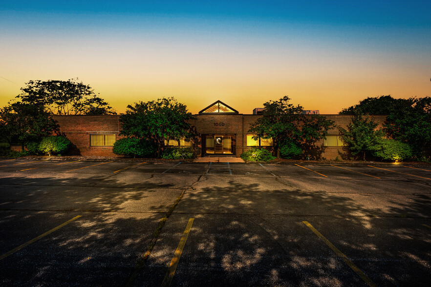 Primary Photo Of 1050 W Silverbell Rd, Lake Orion Light Manufacturing For Sale