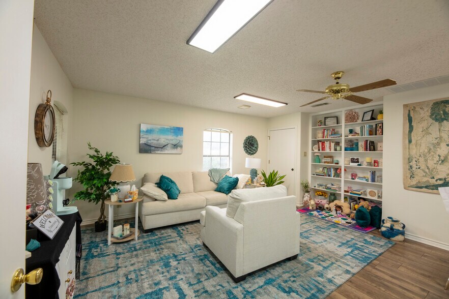 More Photos Of 1005 N Elm St, Denton Office For Lease