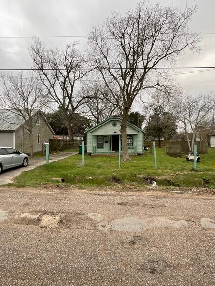 More Photos Of 609 Oak St, La Marque Warehouse For Sale