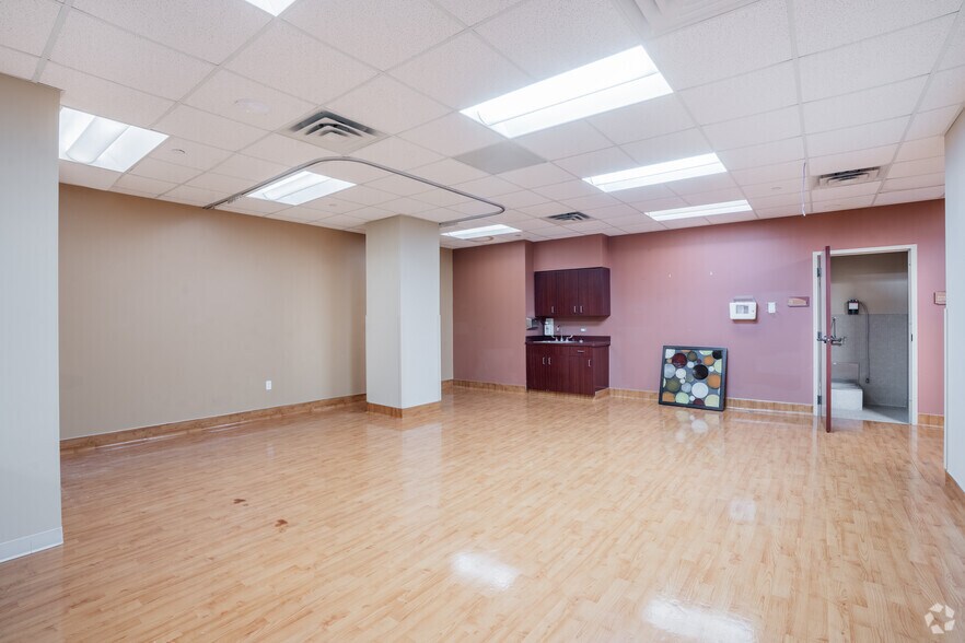 More Photos Of 1800 W 26th St, Houston Medical For Lease