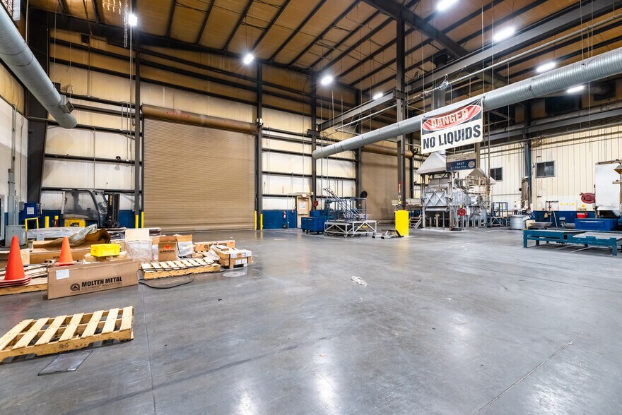 More Photos Of 9533 Commission Dr, Mascot Manufacturing For Lease